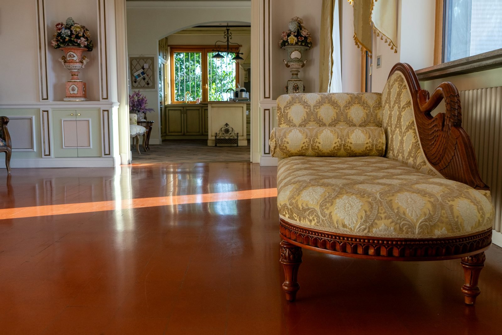 Swan chaise longue in the salon