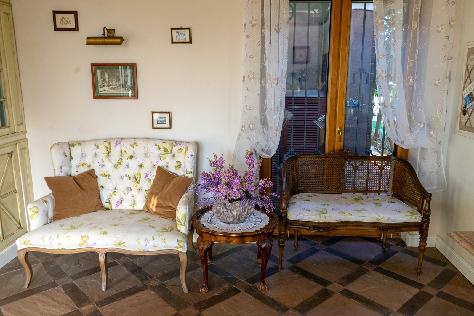Sitting corner by the kitchen with floral sofas