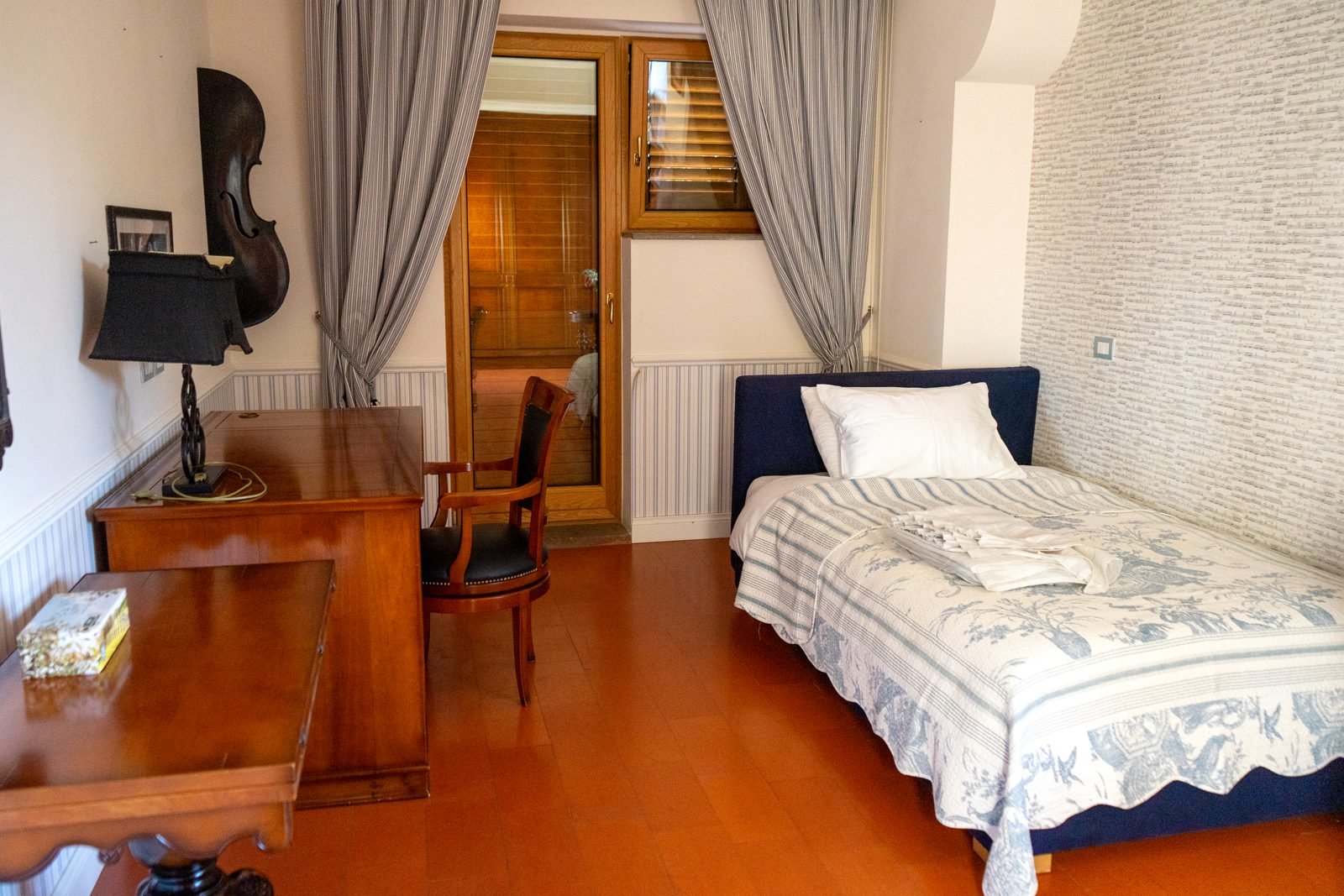A single bedroom with writing desk