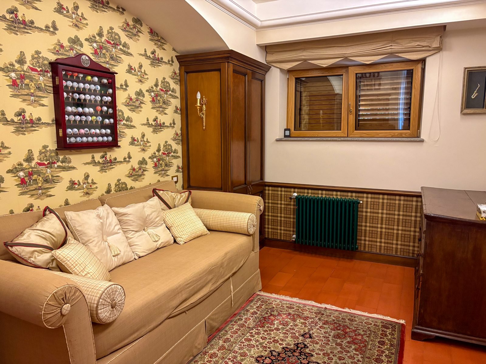 The golf room with sofa and tartan panelling